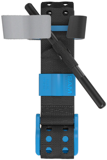 Verticaal overzicht van de blauwe SAM XT Tourniquet